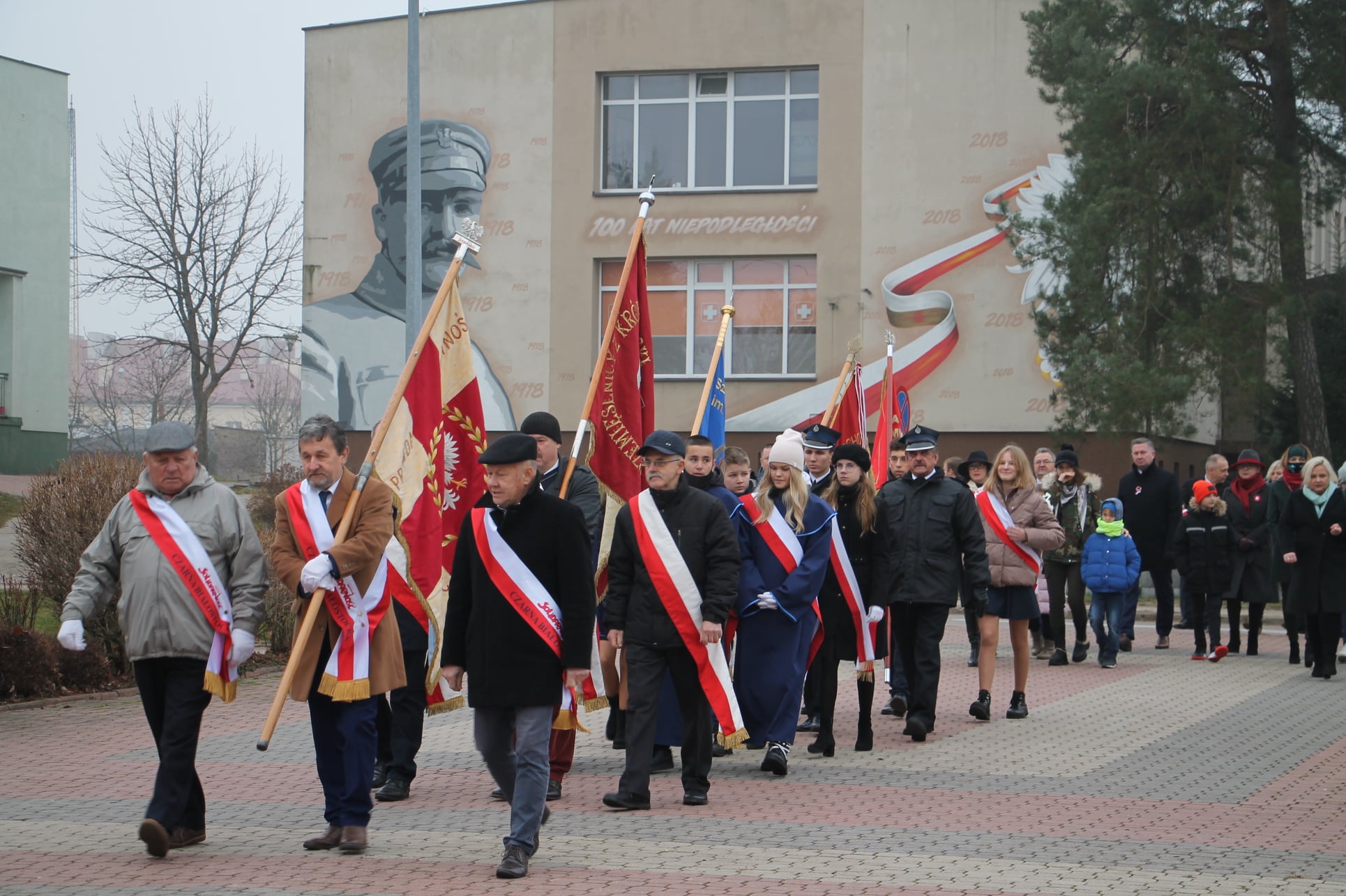 Powiatowe Obchody Dnia Niepodległości - przemarsz po mszy na Plac Konstytucji 3 maja
