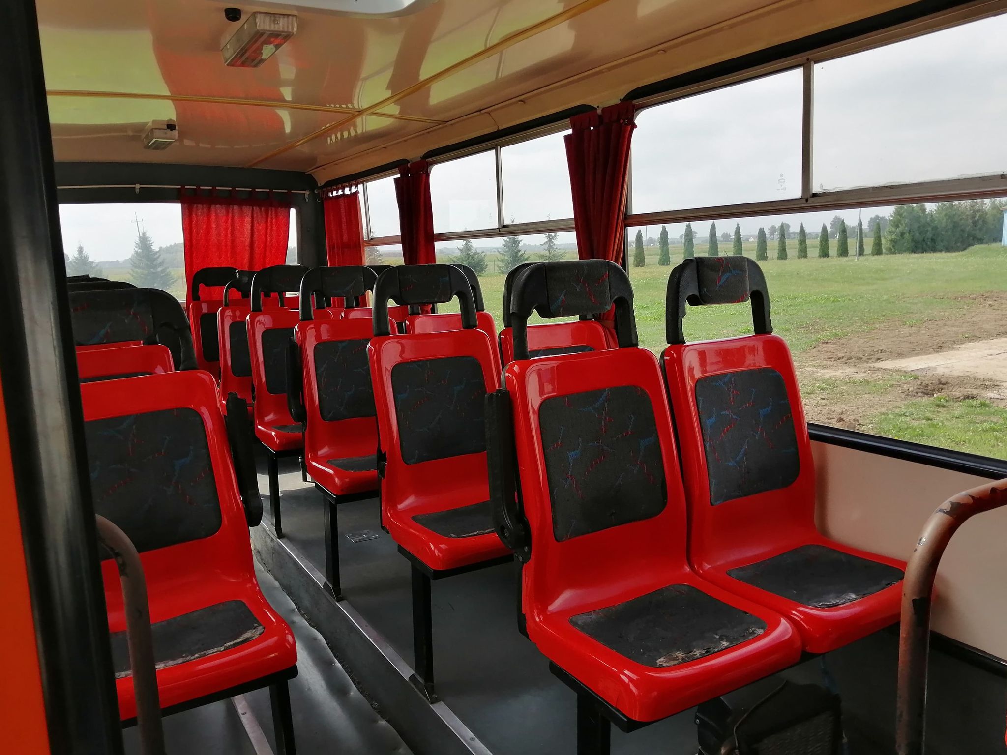 zdjęcie przedstawia wnętrze autobusu.
