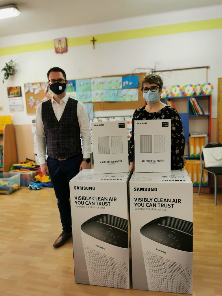 zdjęcie przedstawia od lewej Wójta Gminy Wietrzychowice oraz Dyrektor ZSP w Wietrzychowicach podczas przekazywania oczyszczaczy powietrza