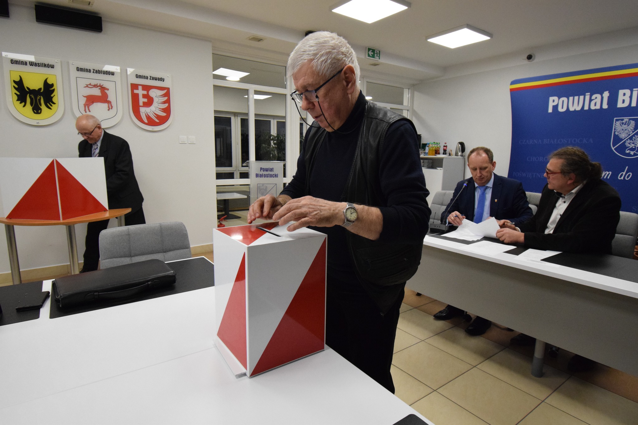 Rada Powiatu Białostockiego - nadzwyczajna sesja - głosowanie przy wyborze nowego członka zarządu
