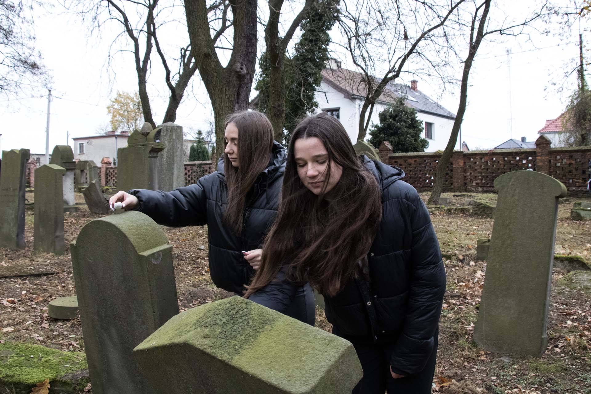 Złożenie kamyków na grobach na cmentarzu żydowskim w Oleśnie