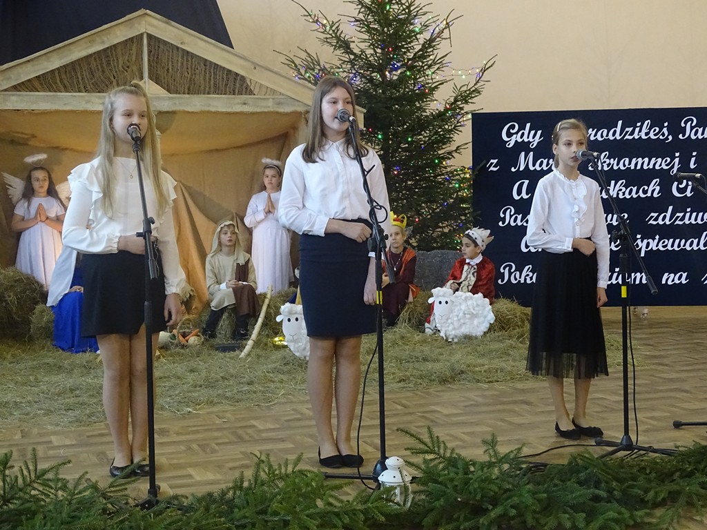 Zdjęcie przedstawia występ trzech dziewcząt z kategorii B w Gminnym Przeglądzie Kolęd i Pastorałek. 