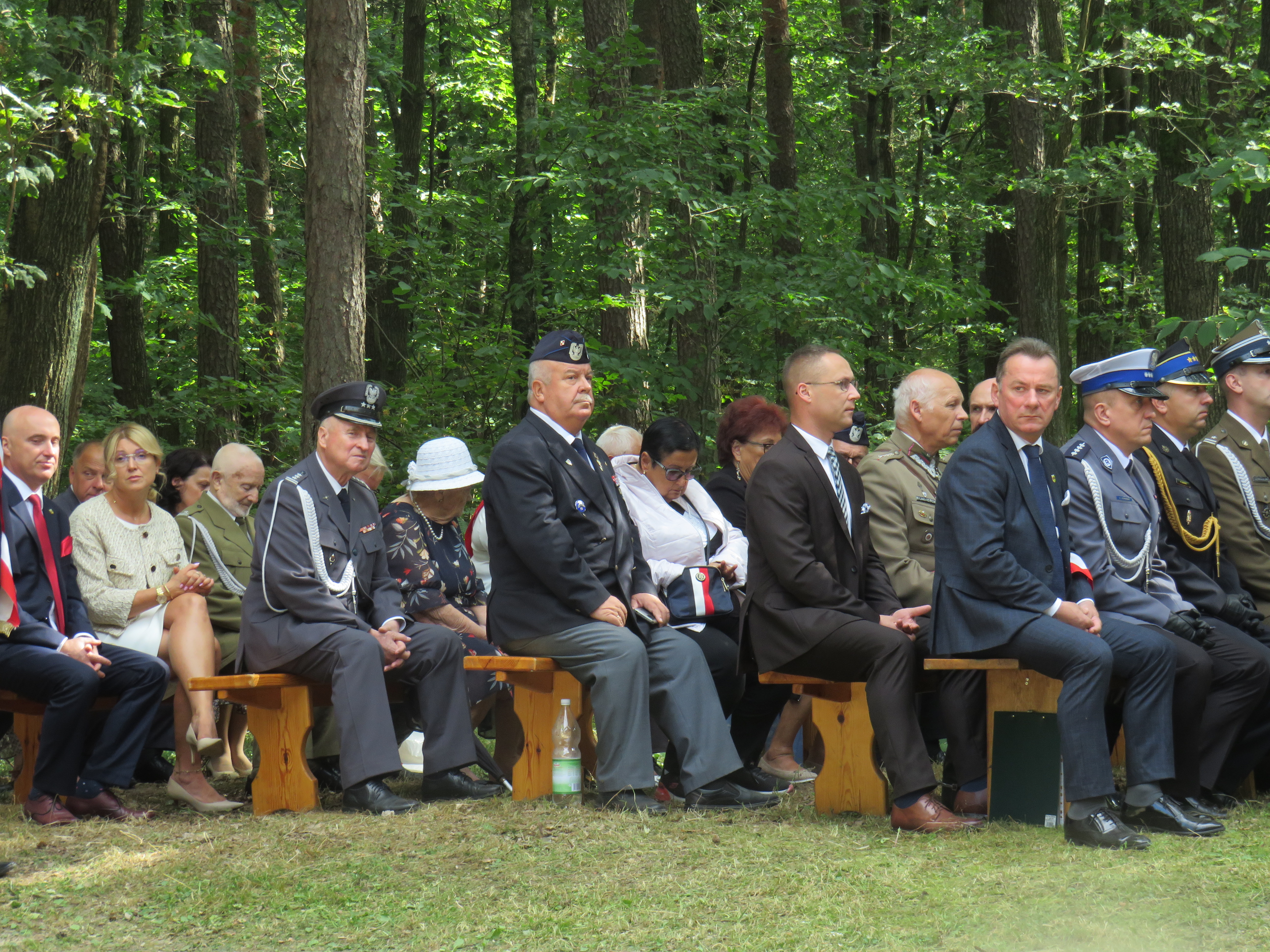 Zaproszeni goście na uroczystości patriotyczno-religijne w lesie unińskim