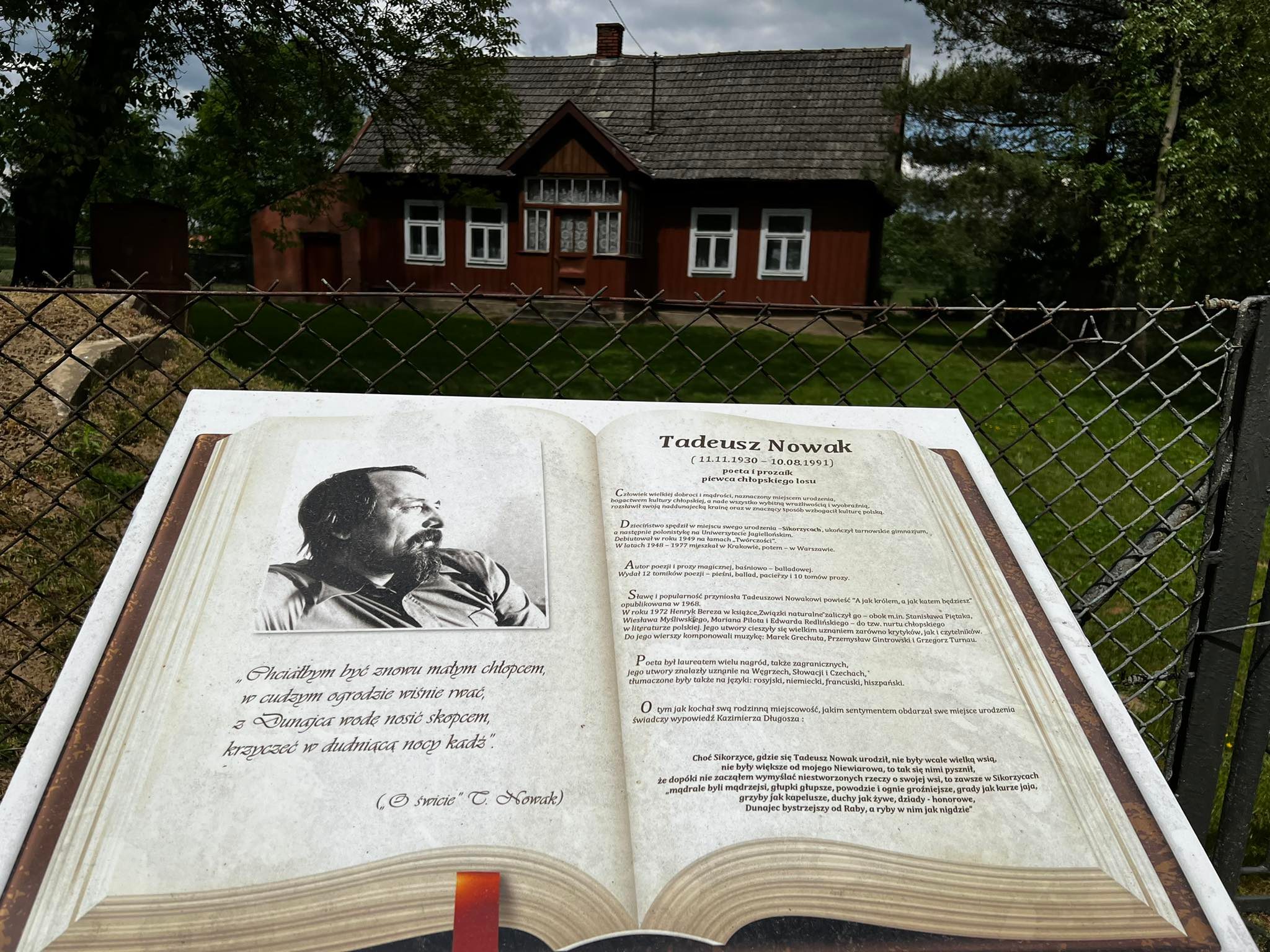 zdjęcie przedstawia pamiątkową księgę, która znajduje się przed domem rodzinnym poety Tadeusza Nowaka