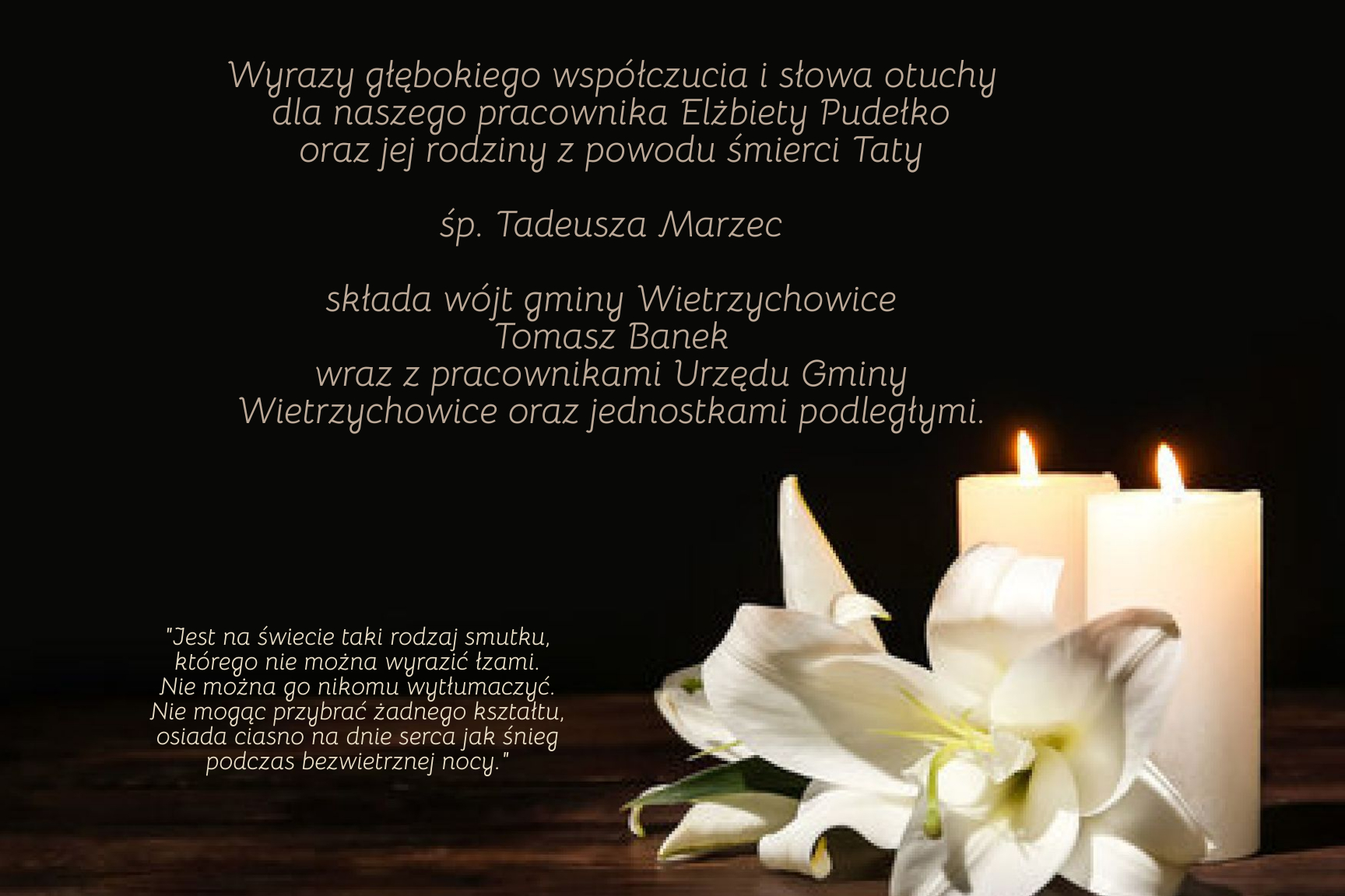 grafika przedstawia ciemne tło, z prawej strony znajduje się grafika świecy oraz białego kwiatka. Z lewej strony tekst kondolencji