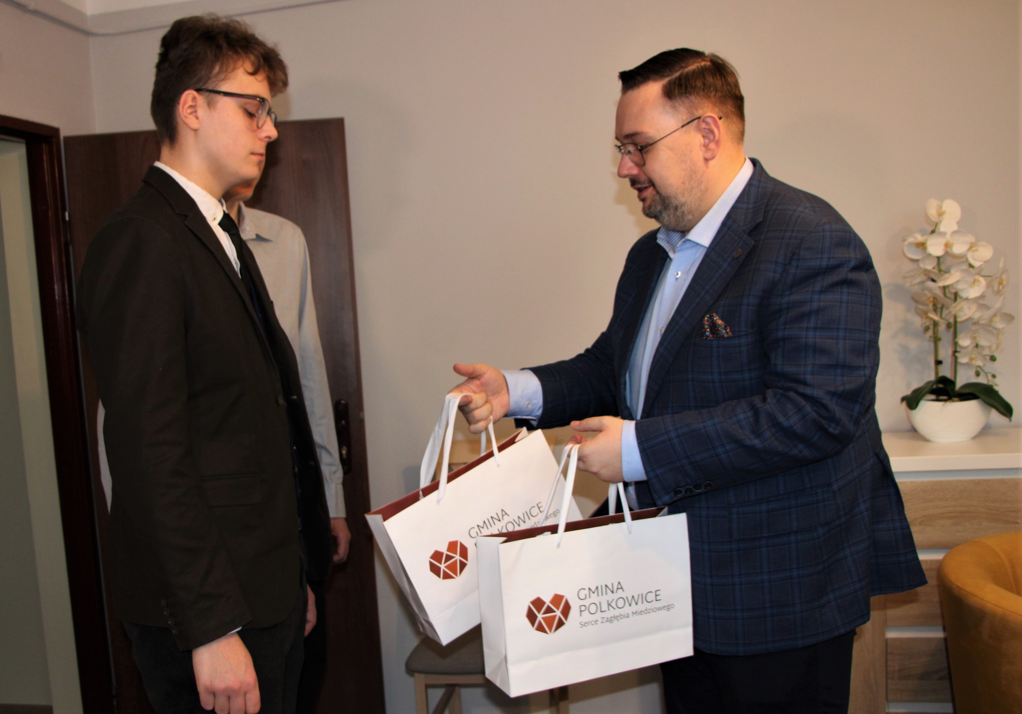 Burmistrz Polkowic daje prezent młodemu chłopakowi 