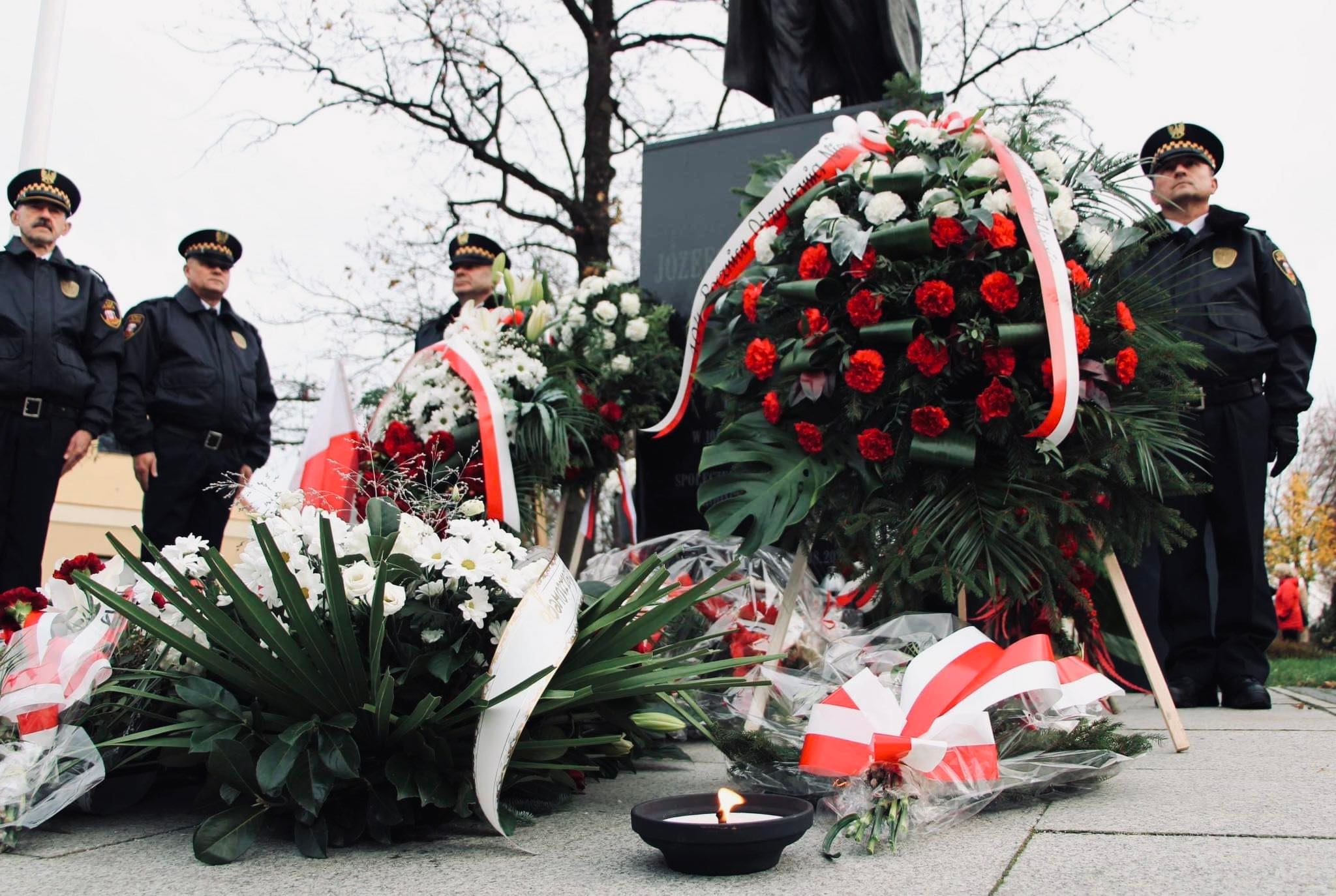 Kwiaty pod pomnikiem Piłsudskiego z okazji święta niepodległości i znicz
