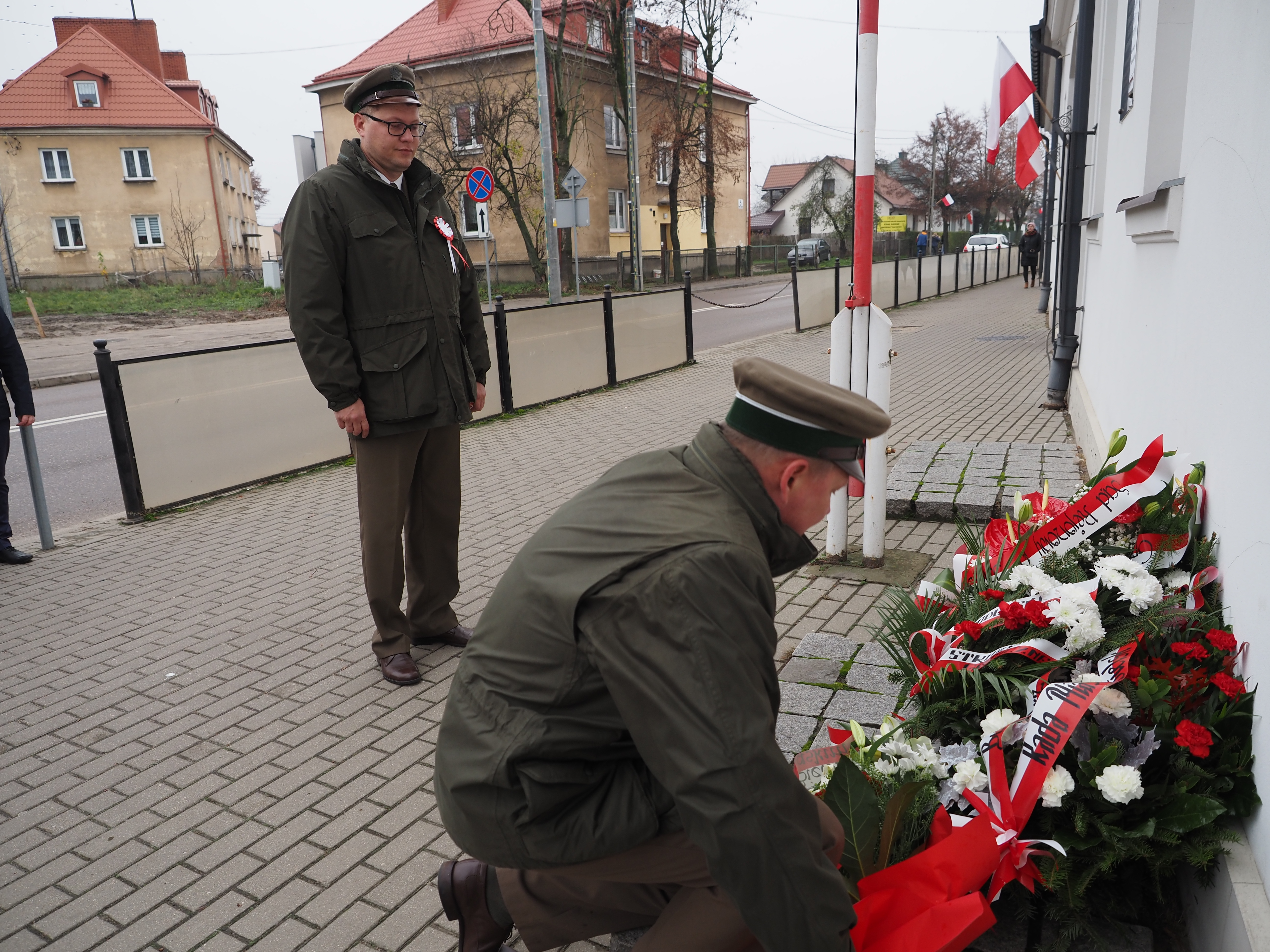 Złożenie wiązanek kwiatów pod tablicą Marszałka J.K. Piłsudskiego 