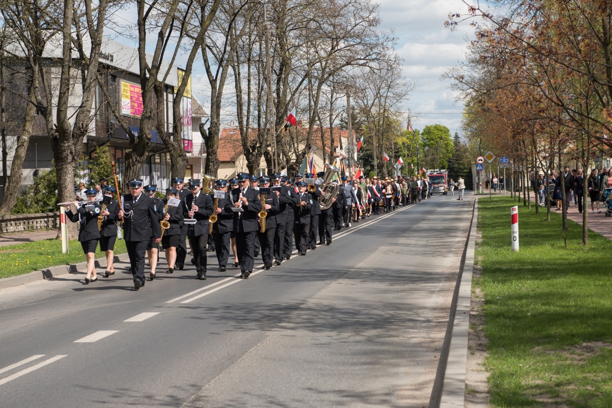 Kolumna prowadzona przez orkiestrę dętą OSP w Sokołowie Podlaskim z udziałem pocztów sztandarowych, uczestników obchodów oraz mieszkańców miasta. Kolumna porusza się po zamkniętej, przepełnionej zielenią ulicy z tyłu całość zabezpiecza wóz strażacki.