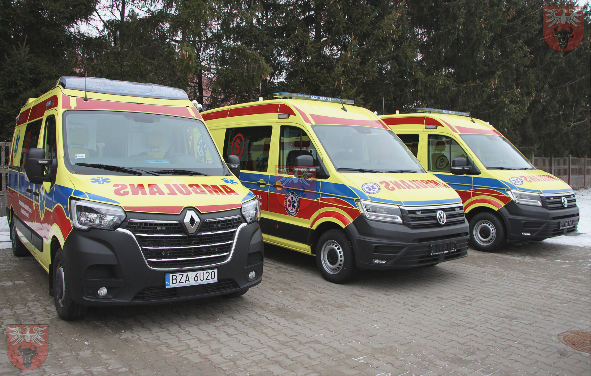 trzy żółte ambulanse
