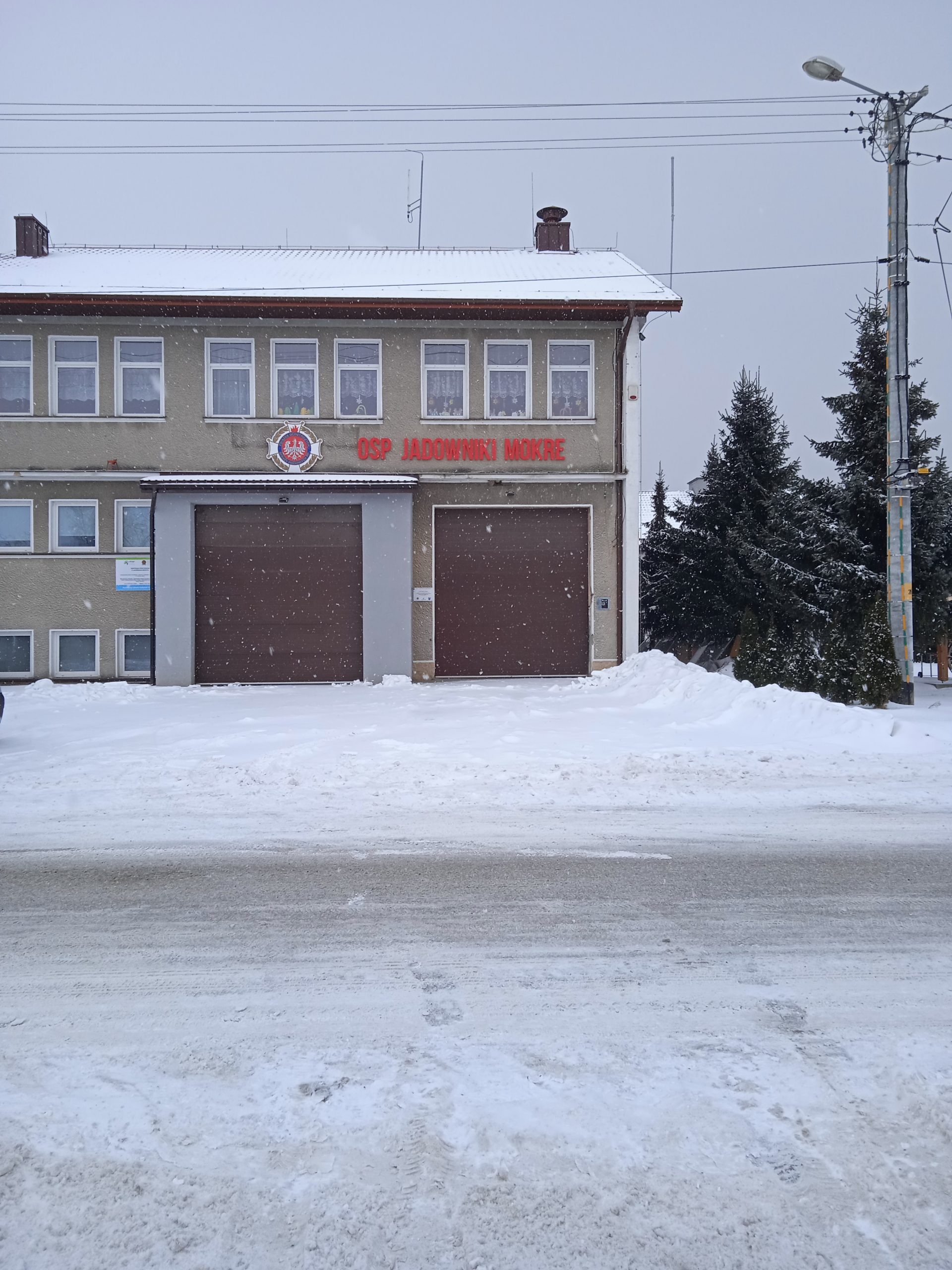 Front budynku OSP w Jadownikach Mokrych przez rozpoczęciem prac.