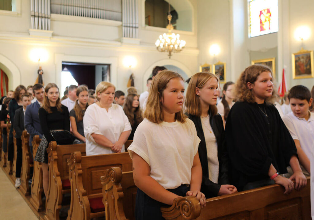 Uczestnicy Mszy Świętej w kościele.
