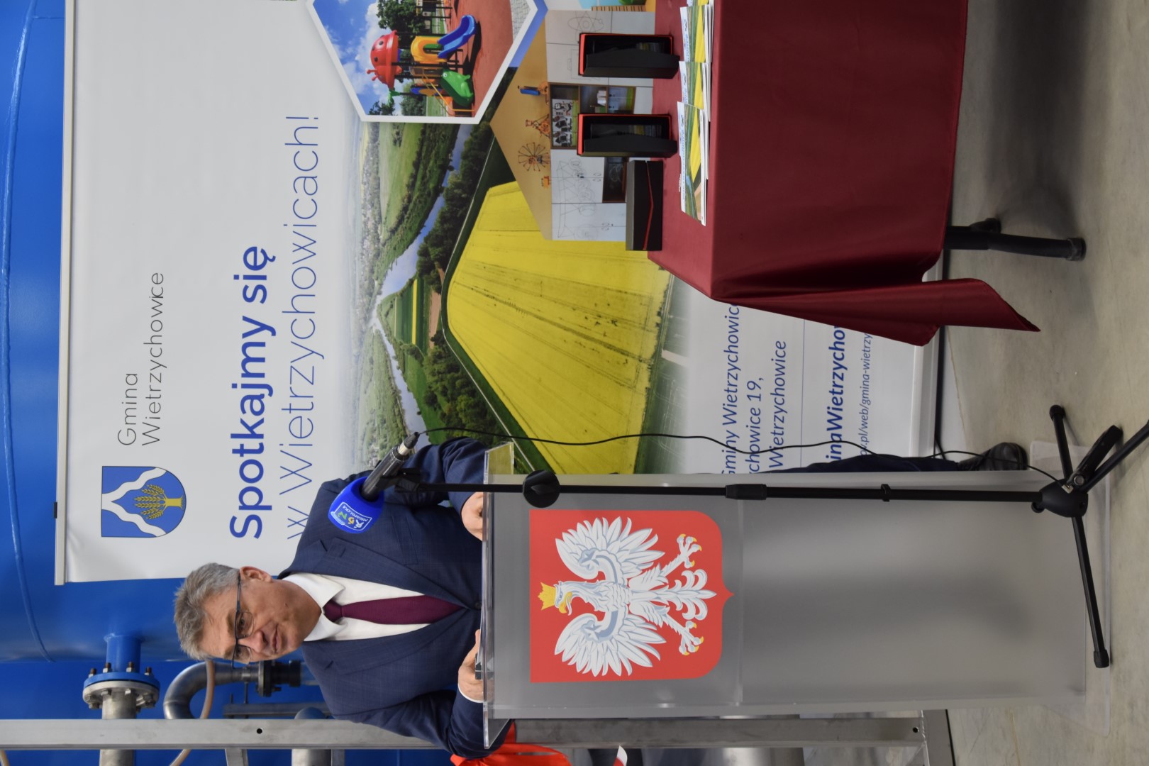 zdjęcie przedstawia Posła na Sejm RP Pana Wiesław Krajewskiego w trakcie przemowy na uroczystym otwarciu nowego budynku Stacji Uzdatniania Wody w Wietrzychowicach