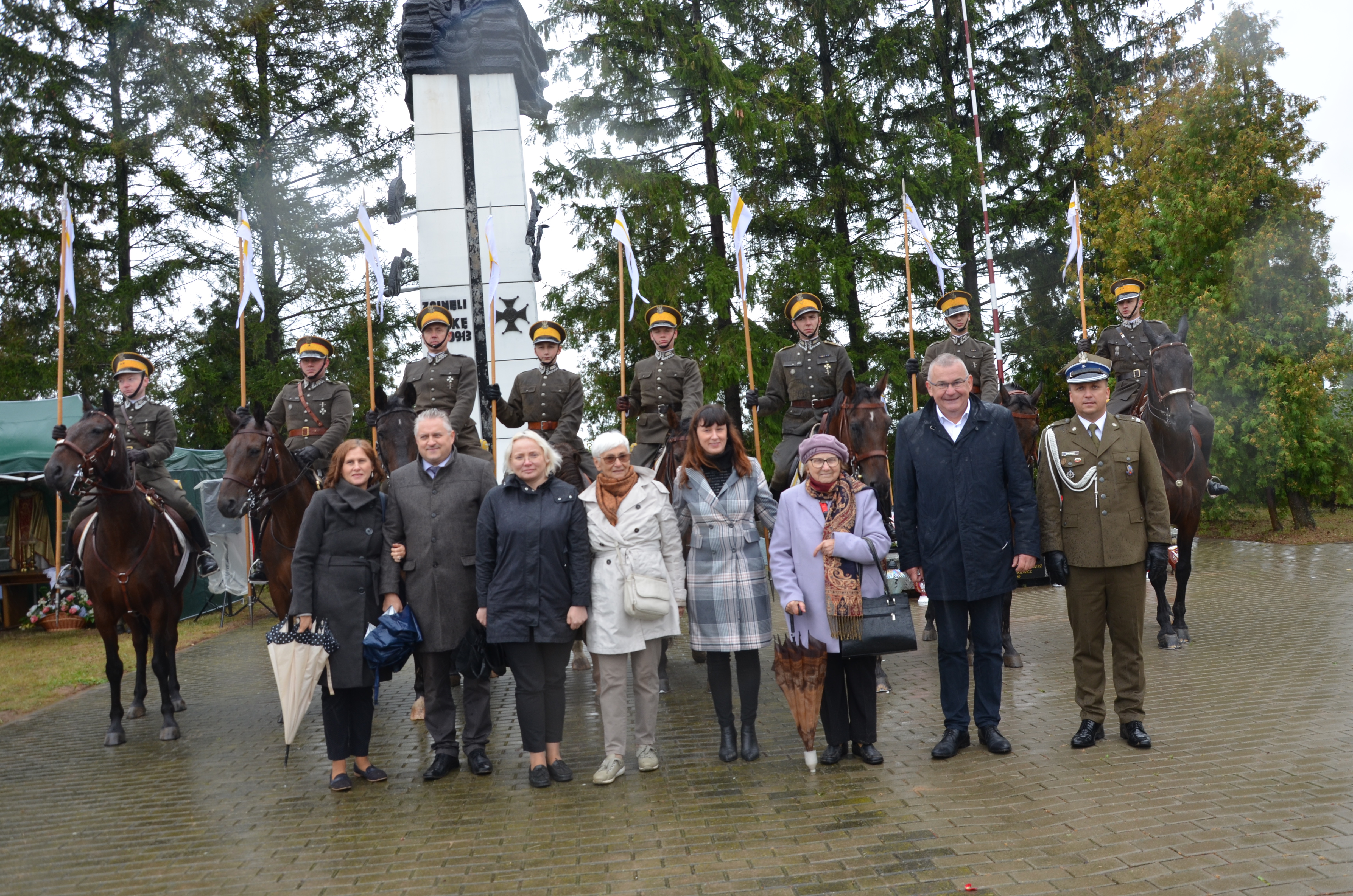Rodziny Pułkowe, Przedstawiciele Gminy Brańsk oraz 15 Giżyckiej Brygady Zmechanizowanej na tle pomnika w Olszewie