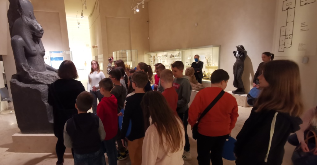 Grupa dzieci ogląda rzeźbę w muzeum