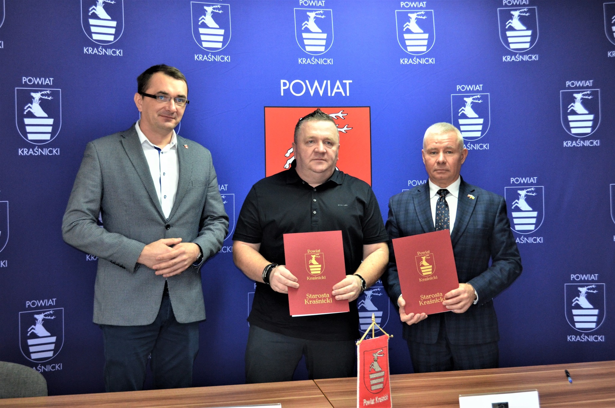 Na zdjęciu od lewej: wicestarosta Paweł Kudrel, starosta Andrzej Rolla oraz prezes Andrzej Boras.