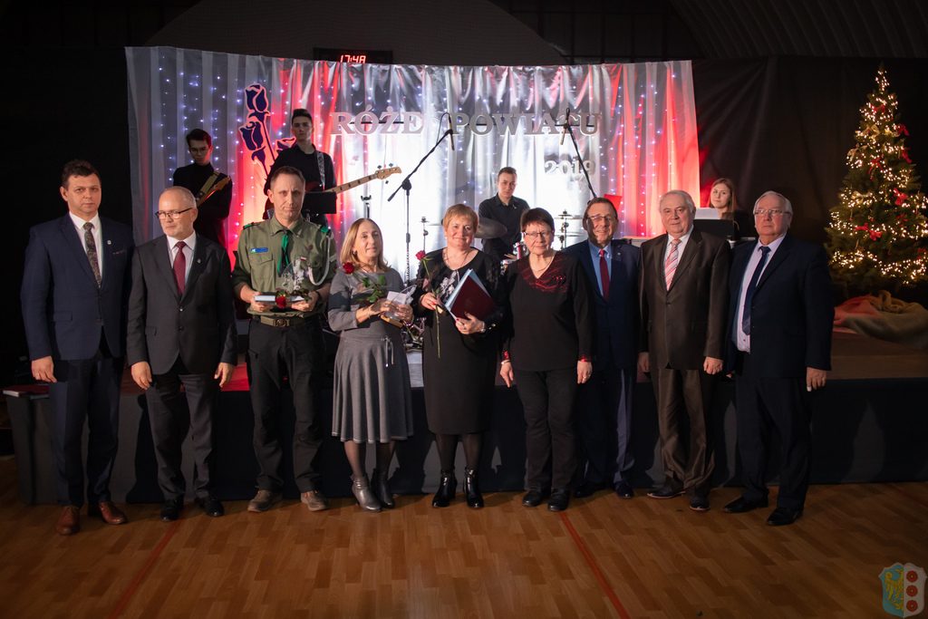 Laureaci Róż Powiatu Oleskiego 2019 z samorządowcami