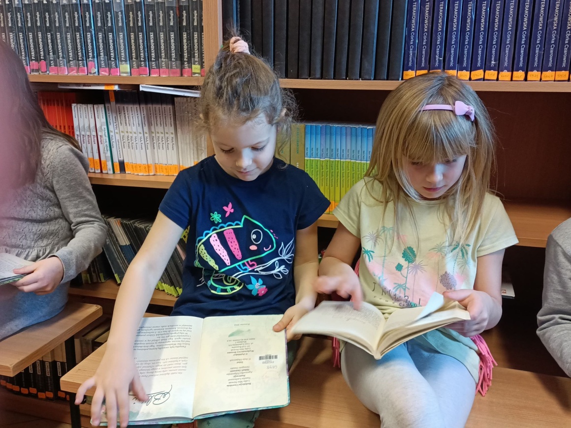 Dwie dziewczynki oglądają książki