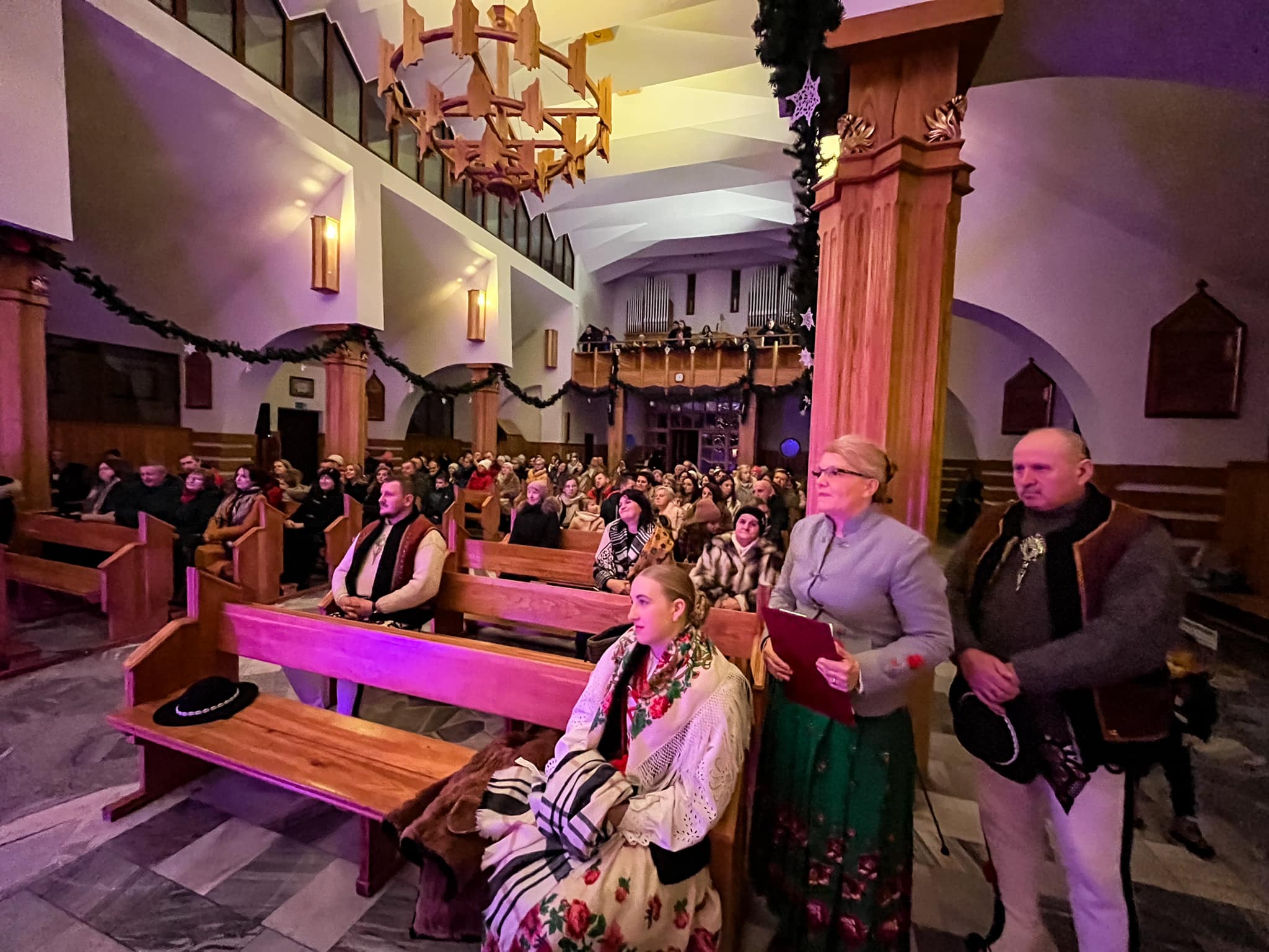 Goście słuchający koncertu w kościele Niepokalanego Serca NMP w Sieniawie
