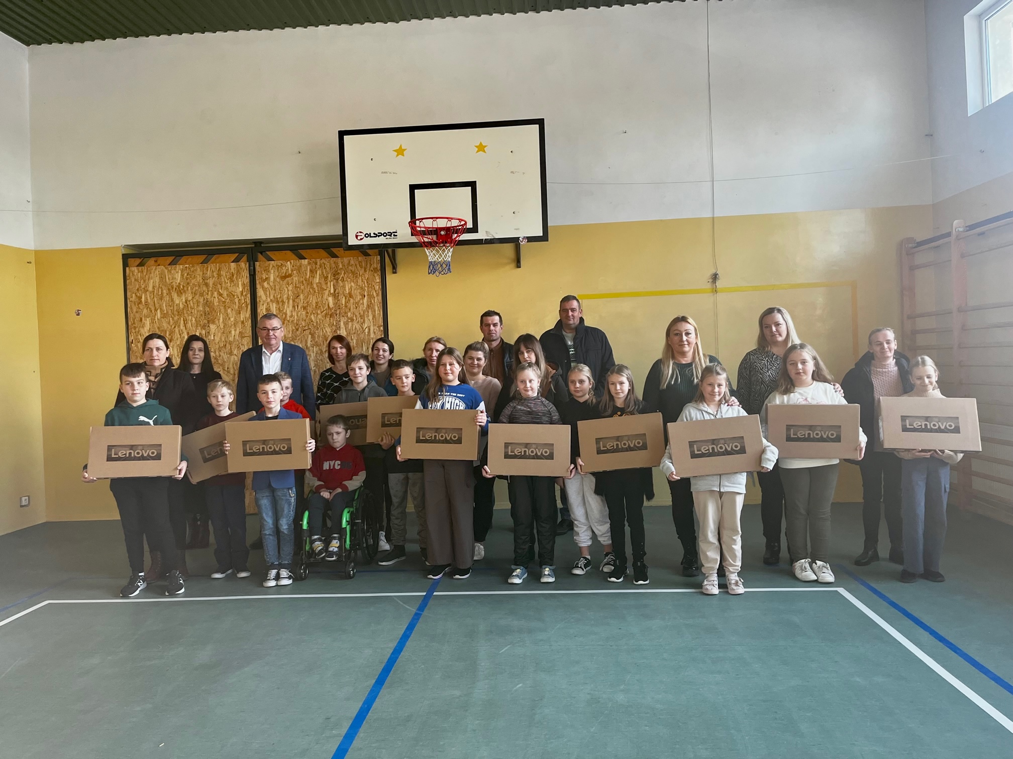 Uczniowie klasy czwartej Szkoły Podstawowej w Holonkach otrzymali laptopy w ramach programu "Laptop dla ucznia"