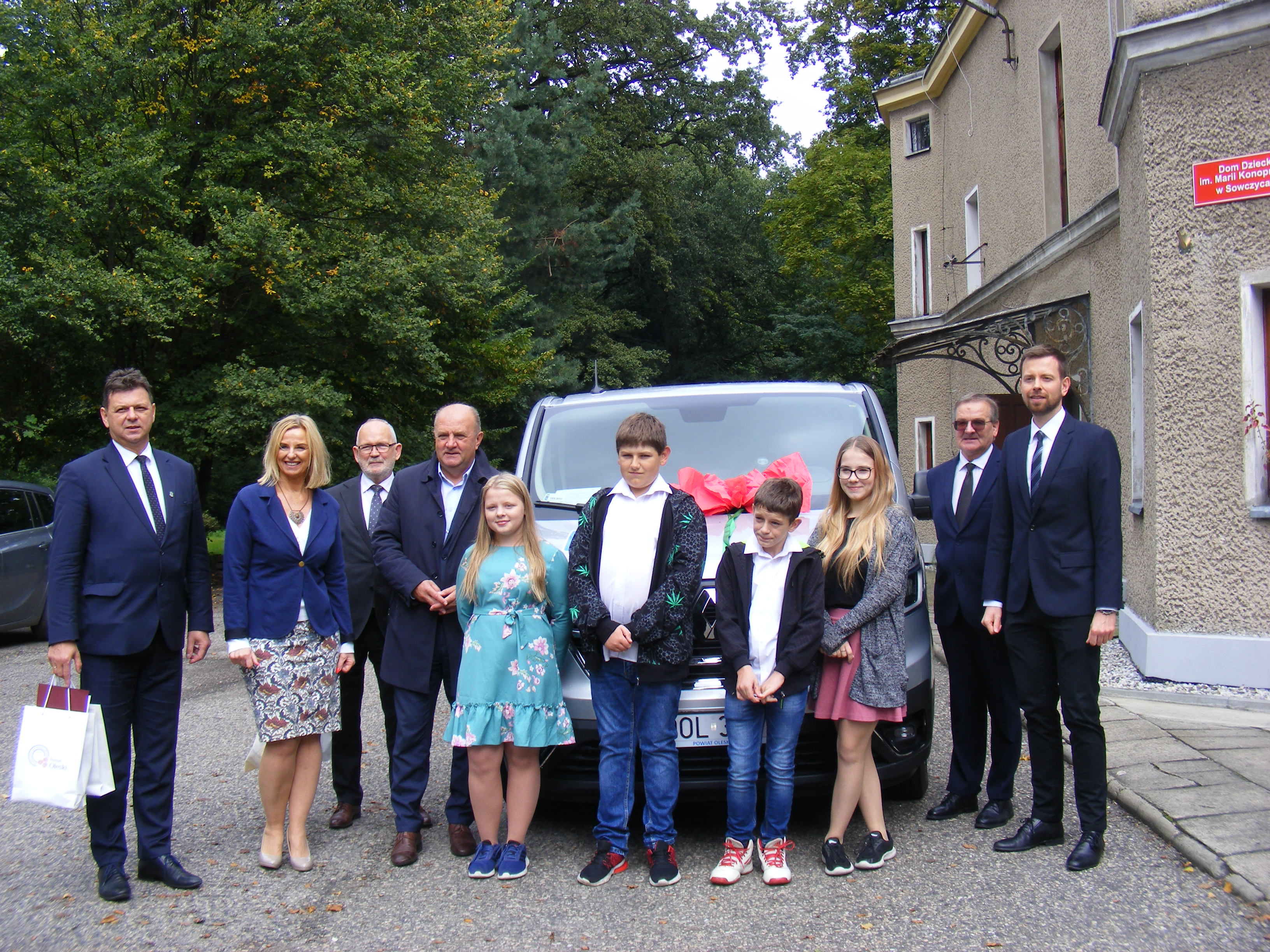 Uroczyste przekazanie nowego samochodu dla Domu Dziecka w Sowczycach