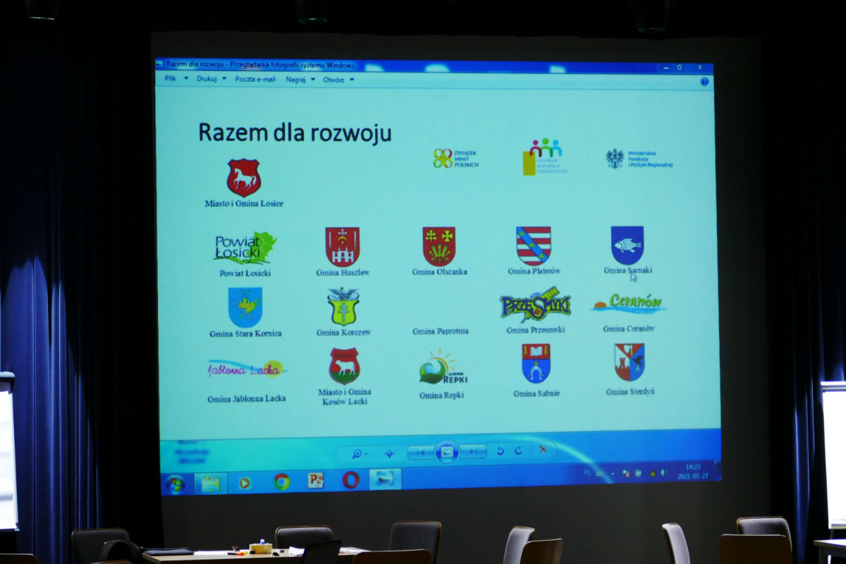 Prezentacja herbów i logo samorządów członkowskich Partnerstwa "Razem dla Rozwoju" 