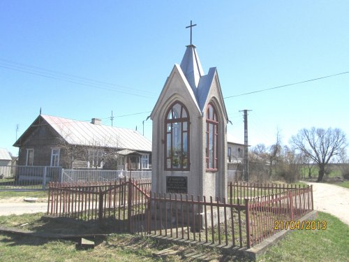 Kapliczka przydrożna we wsch.części miejscowości pocz XX w. Niemirki