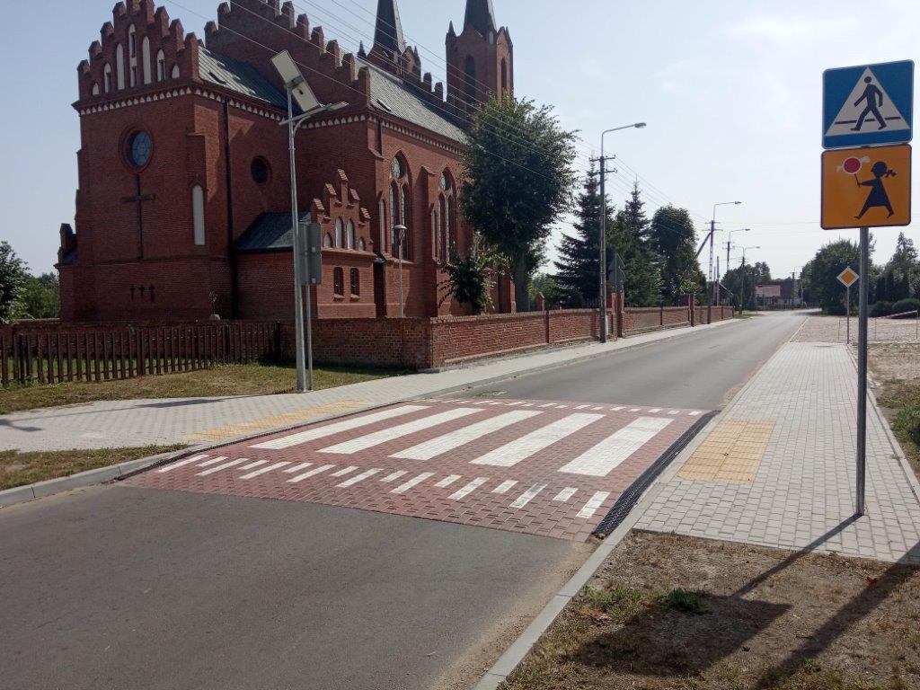 Wyniesione przejście dla pieszych w miejscowości Łubin Kościelny