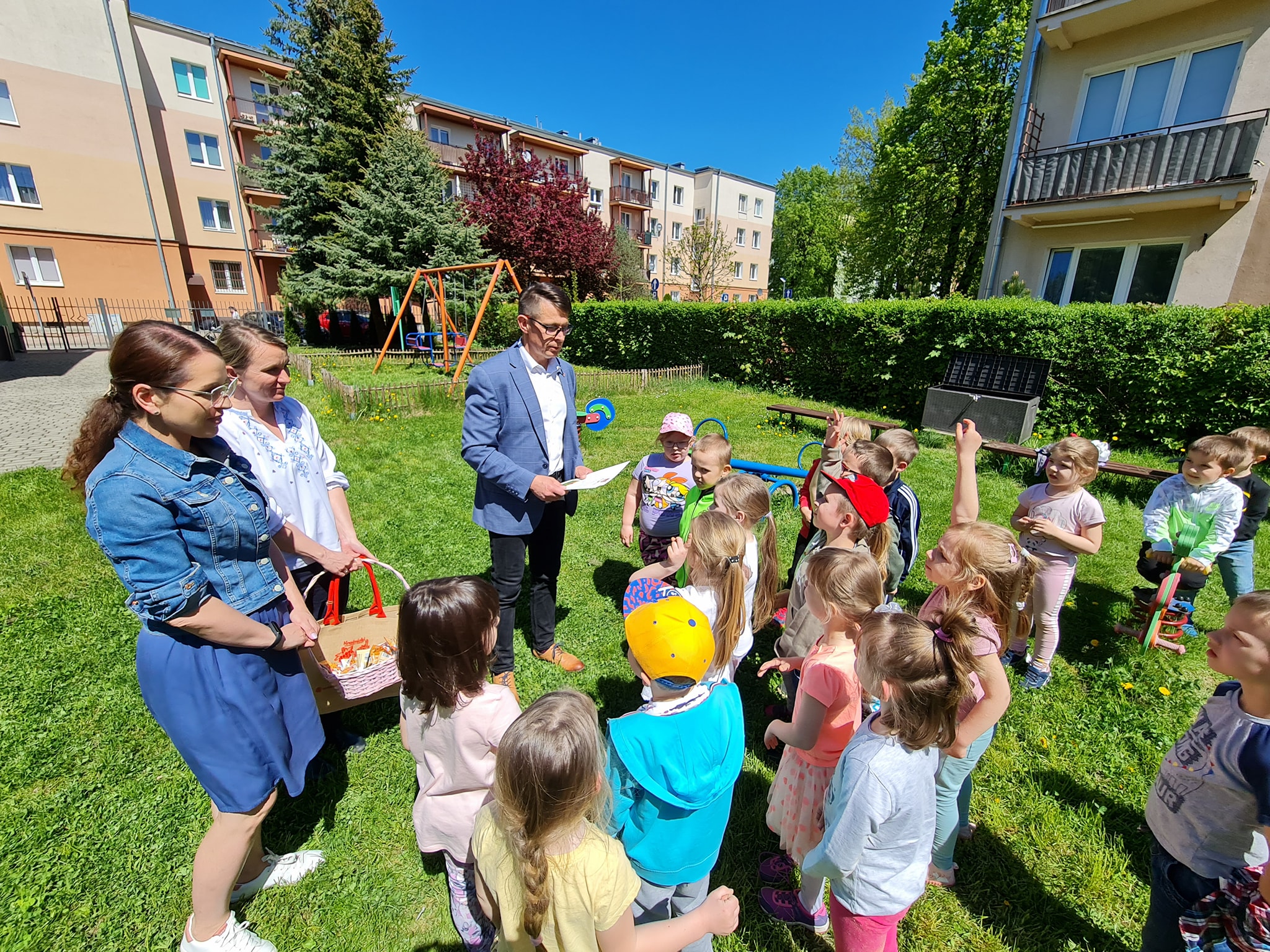 Przewodniczący Rady Powiatu w Kraśniku Jacek Dubiel wręcza przedszkolakom wyróżnienia i nagrody w konkursie ekologicznym „EKO-Pisanka Wielkanocna”.