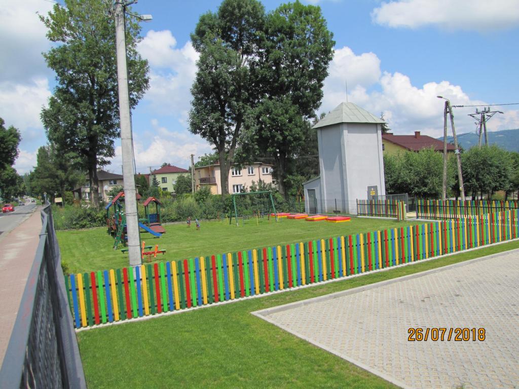 Zmodernizowany plac zabaw z tyłu budynku przedszkola