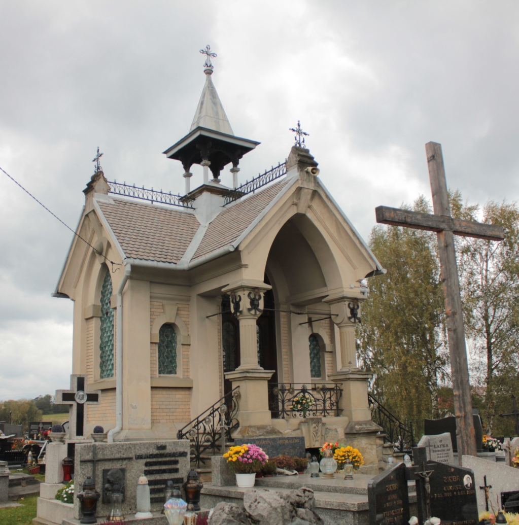 Kaplica cmentarna rodziny Zduniów z II połowie XIX wieku w Rabie Wyżnej.