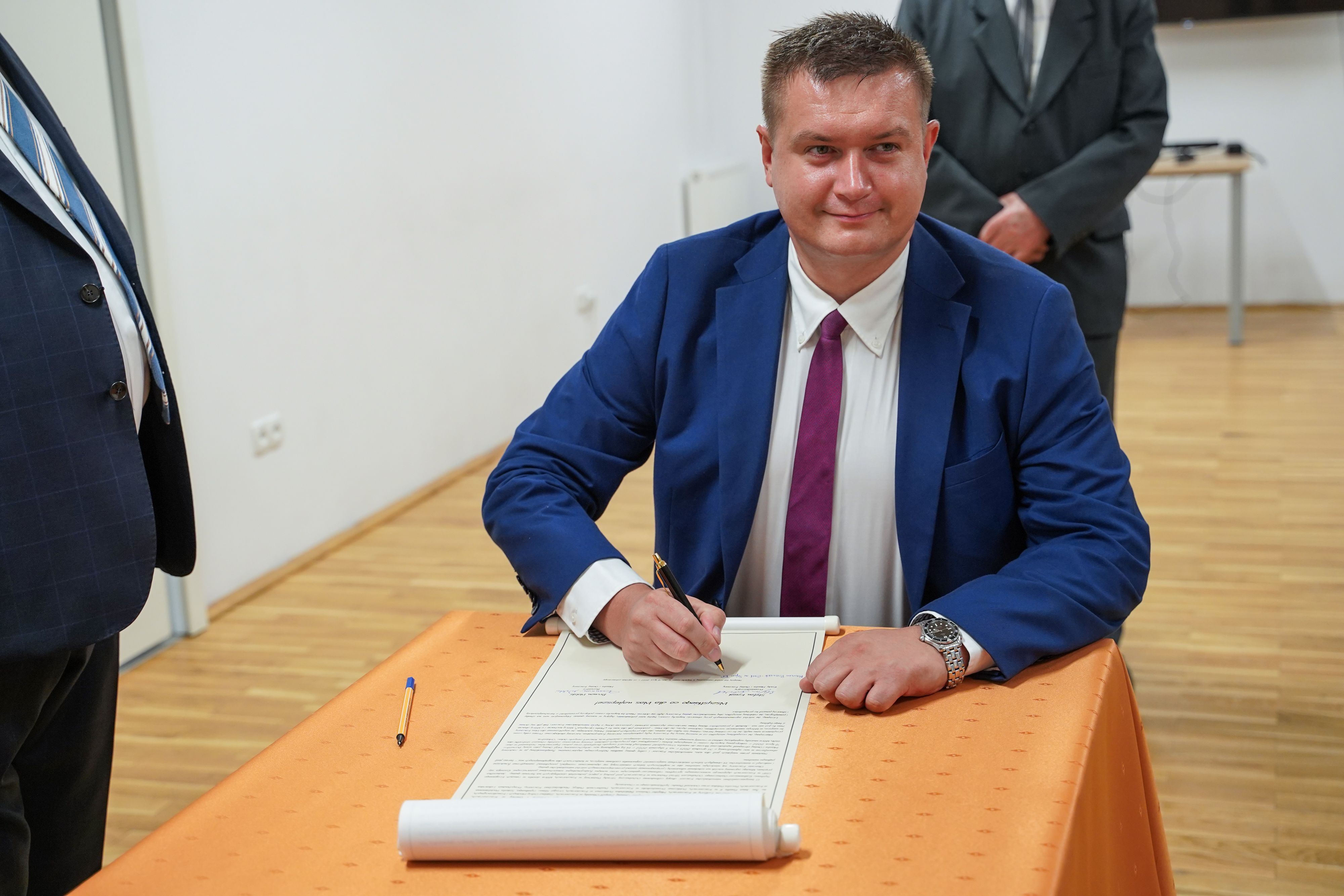 Na zdjęciu widać podpisującego się na liście poseł - Pan Marcin Porzucek.