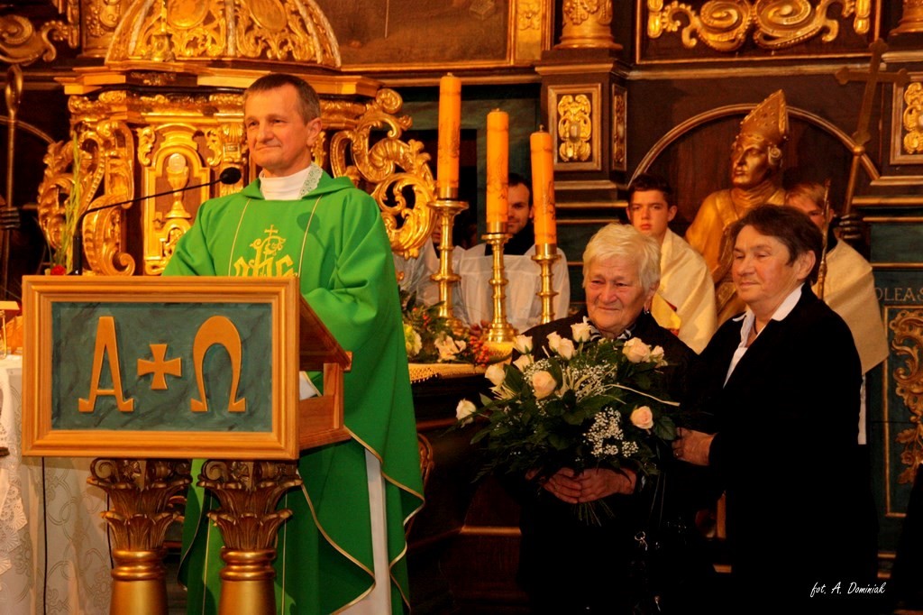 Ksiądz Andrzej Chmielewski na tle ołtarza w kościele przemawia do zgromadzonych