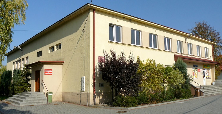 Zdjęcie przedstawia budynek Domu Ludowego przed rozpoczęciem prac termomodernizacyjnych.