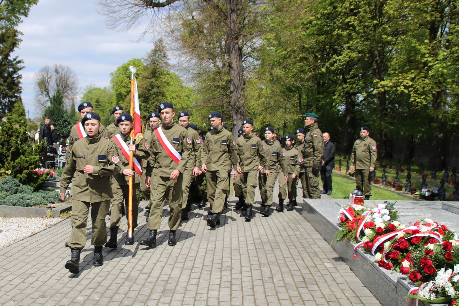 Obchody Święta Konstytucji 3 Maja przy Pomniku Powstańców Śląskich na cmentarzu komunalnym w Oleśnie