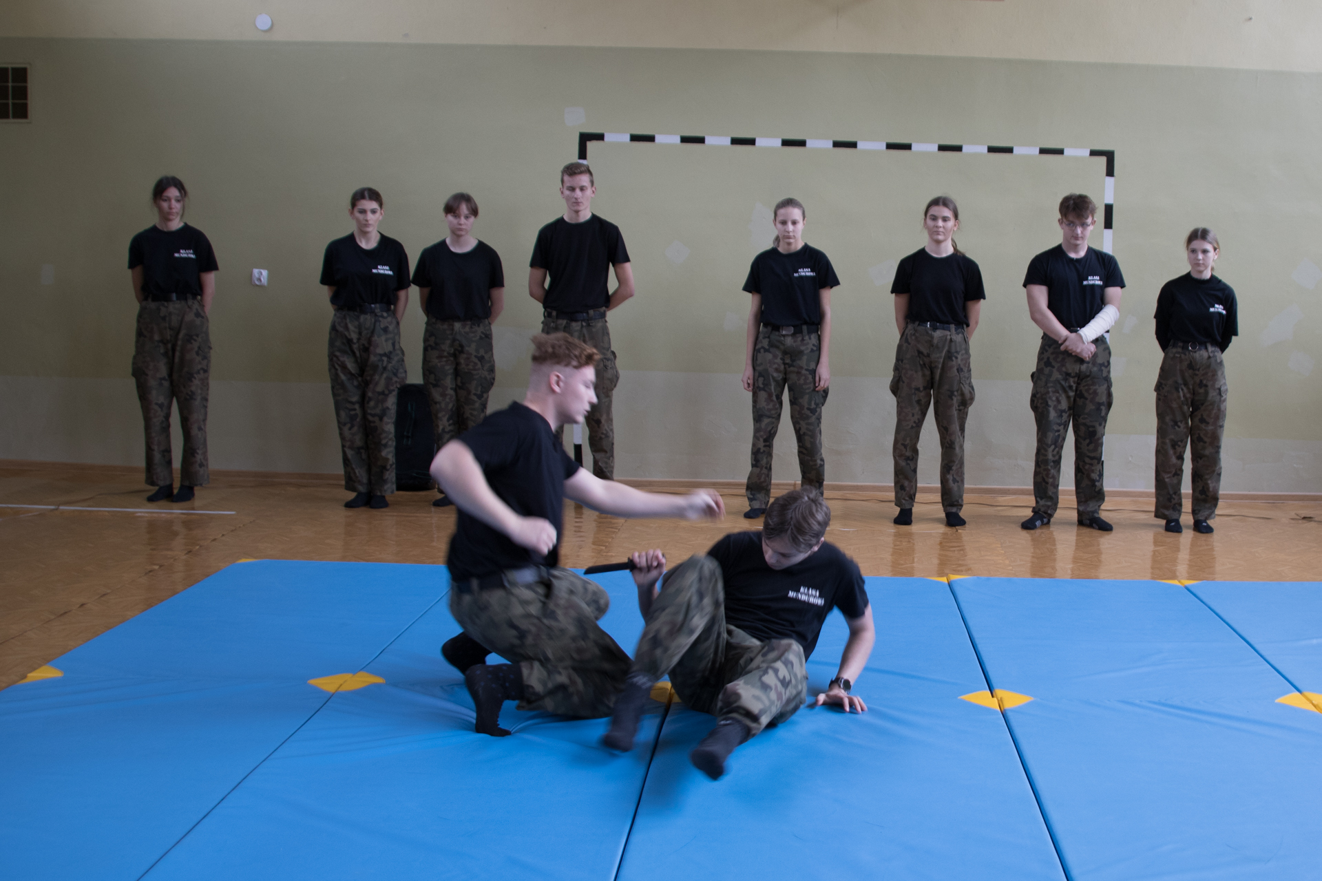 Pokaz sztuk walki przygotowany przez uczniów klasy mundurowej (klasa II LO)