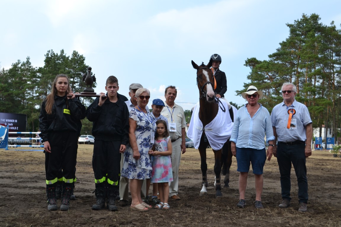 Na zdjęciu widać strażaków, jeźdźca na koniu i parę osób biorących udział w XIX Wielkiej Gali Jeździeckiej
