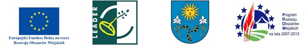 Na przedstawionym obrazie znajdują się cztery logotypy związane z rozwojem obszarów wiejskich oraz programami unijnymi. Pierwszy od lewej Flaga Unii Europejskiej (12 złotych gwiazd na niebieskim tle). Pod flagą znajduje się napis Europejski Fundusz Rolny na rzecz Rozwoju Obszarów Wiejskich. Logo programu LEADER inicjatywy UE wspierającej rozwój lokalny na obszarach wiejskich. Symbol składa się z zielonego tła, stylizowanego kłosa i napisu LEADER. Herb Gminy Siepraw z symbolem pszczół i słońca. Logo Programu Rozwoju Obszarów Wiejskich (PROW) na lata 2007 do 2013.
