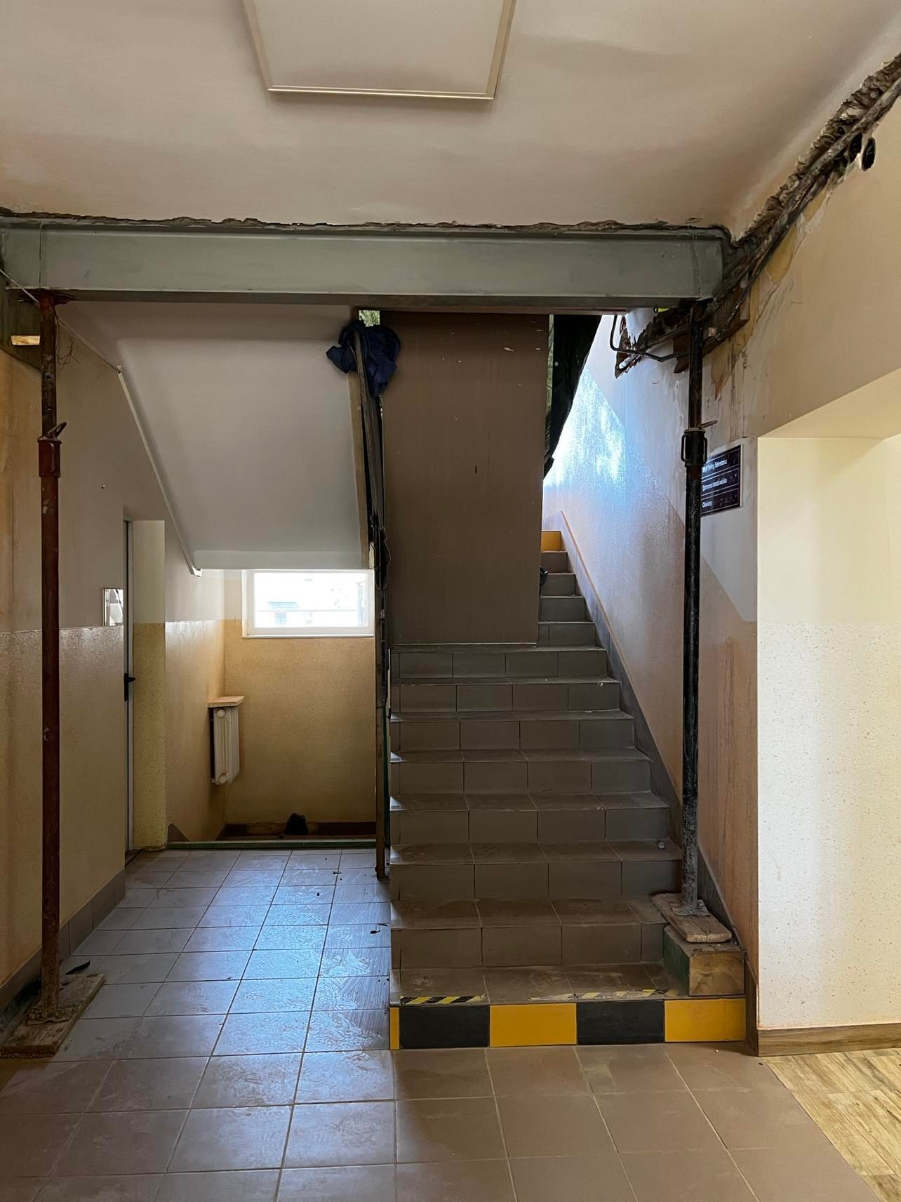 zdjęcie przedstawia klatkę schodową oraz korytarz w budynku Urzędu Gminy Wietrzychowice w trakcie remontu