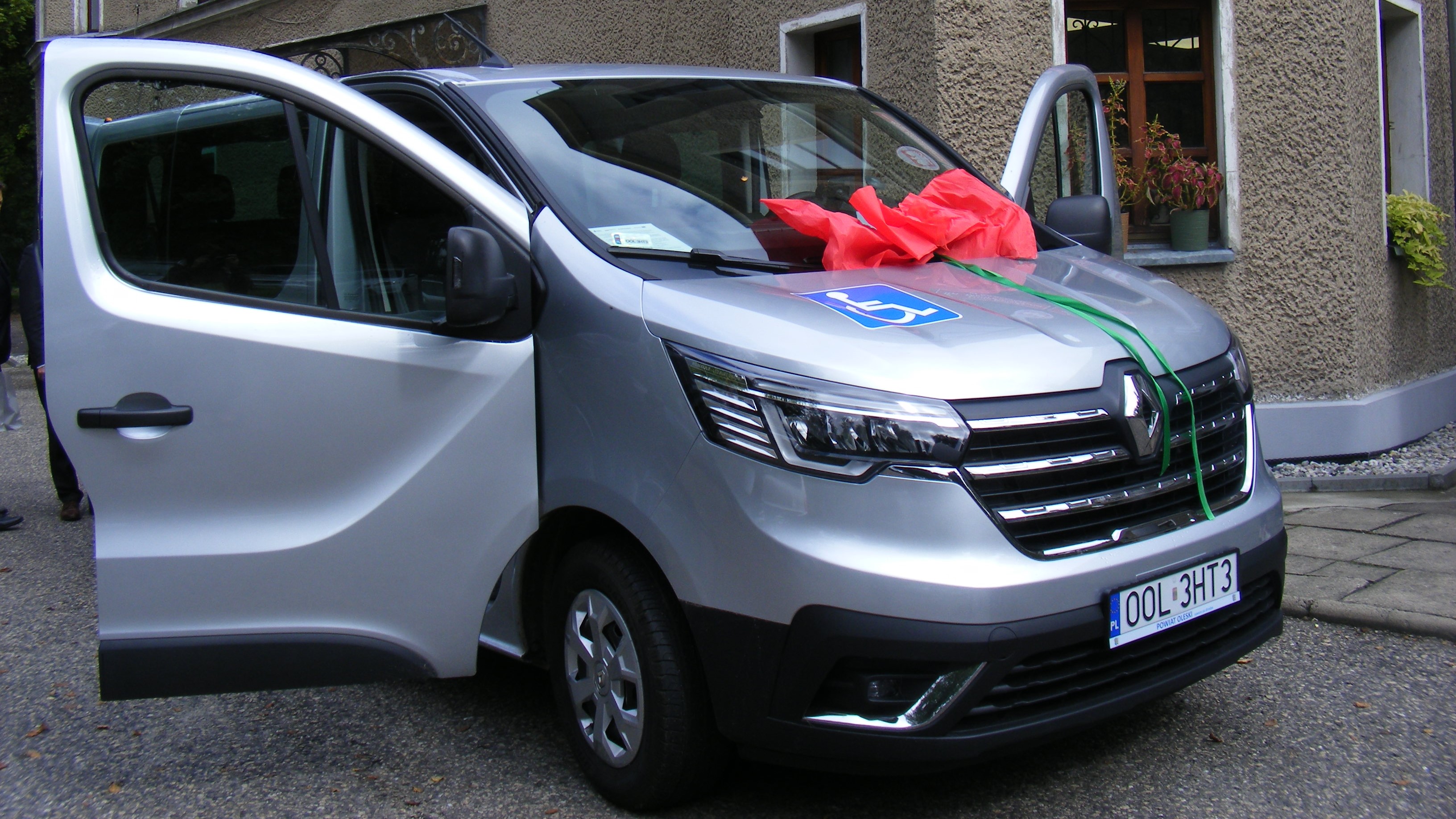 Nowy samochód dla Domu Dziecka w Sowczycach – bus marki Renault Trafic 