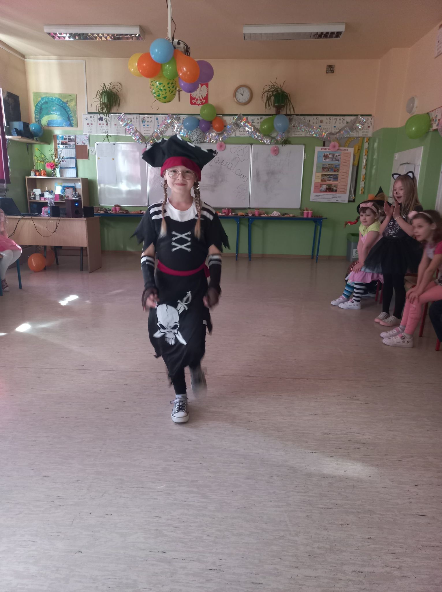 Dziewczynka w czarnym kapeluszu oraz czarnym ubraniu z trupią czaszką przebrana za pirata