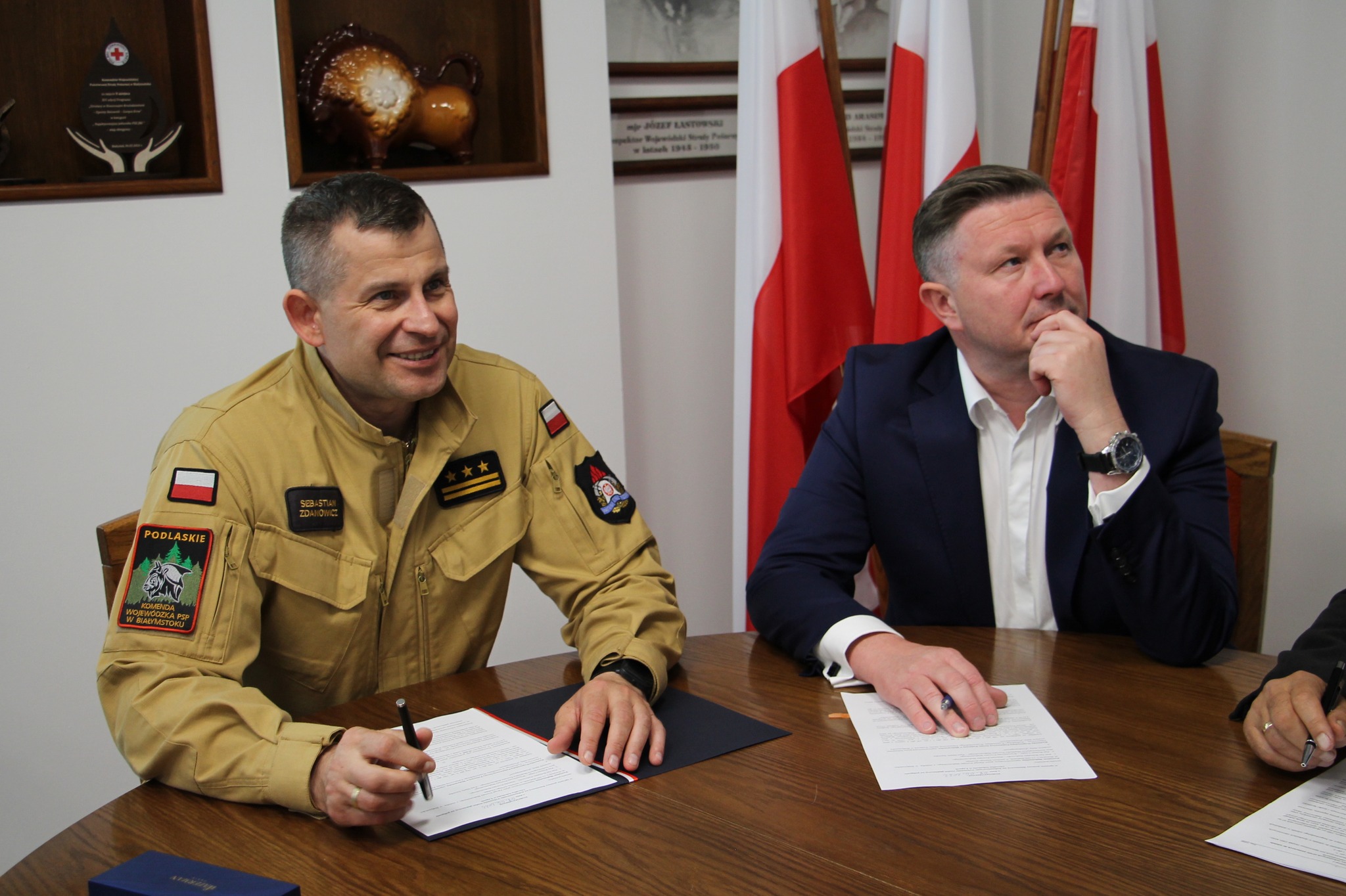 Komendant i starosta podczas podpisania umowy w PSP w Białymstoku

