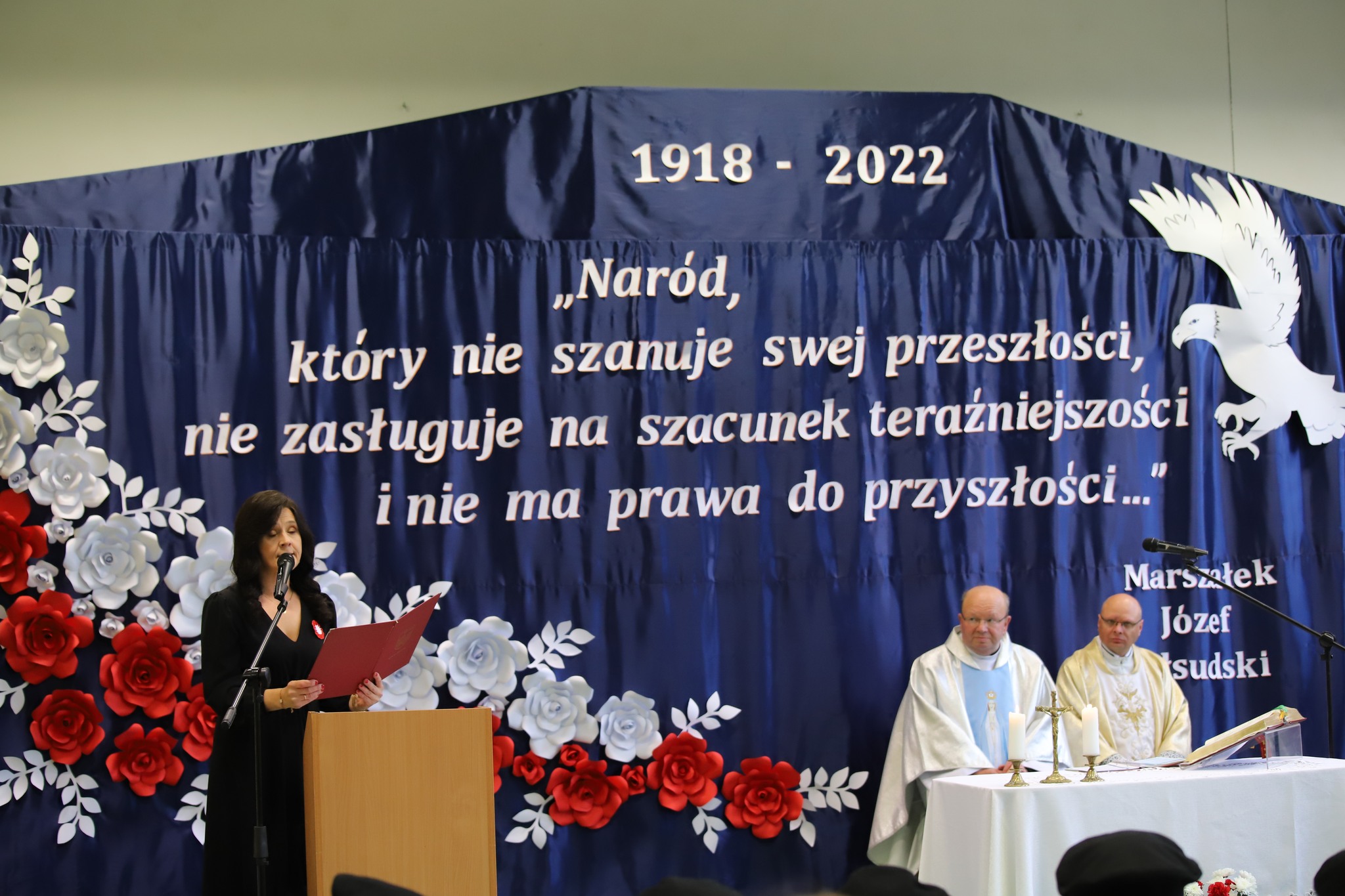 Dyrektor Szkoły Podstawowej w Holonkach Anna Kosińska w trakcie powitania gości
