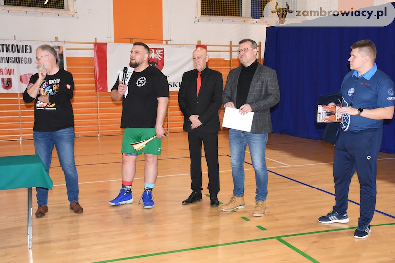 zdjęcie z wręczania nagród uczestnikom III Turnieju Piłki Siatkowej WOŚP im. Bartosza Dmochowskiego