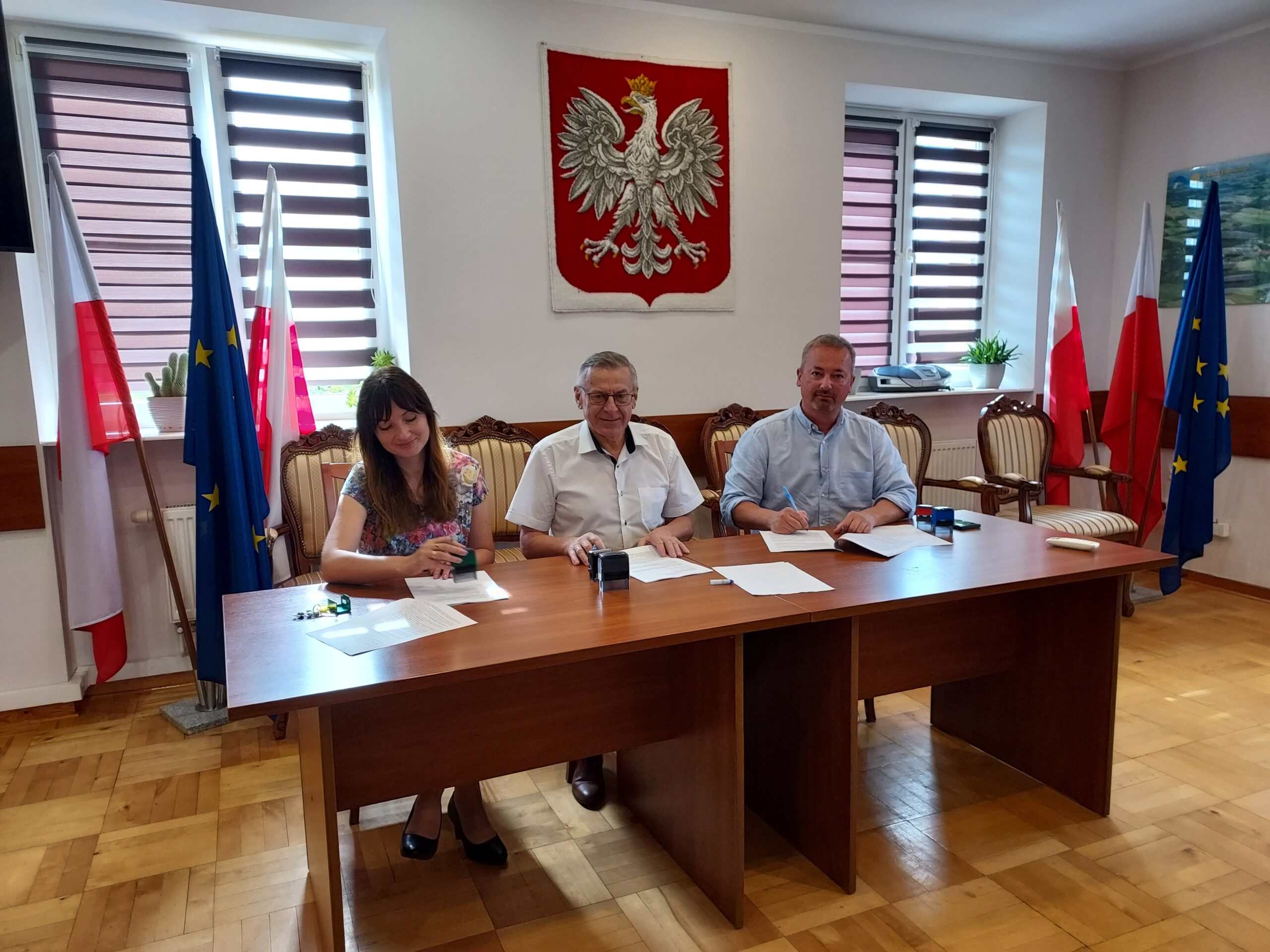 Podpisanie umowy na realizację zadania pn.: „Poprawa infrastruktury drogowej w m. Łubienica – Superunki oraz w wybranych miejscowościach gminy Pokrzywnica
