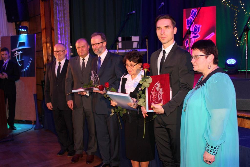 Laureaci Róż Powiatu Oleskiego 2015 z samorządowcami