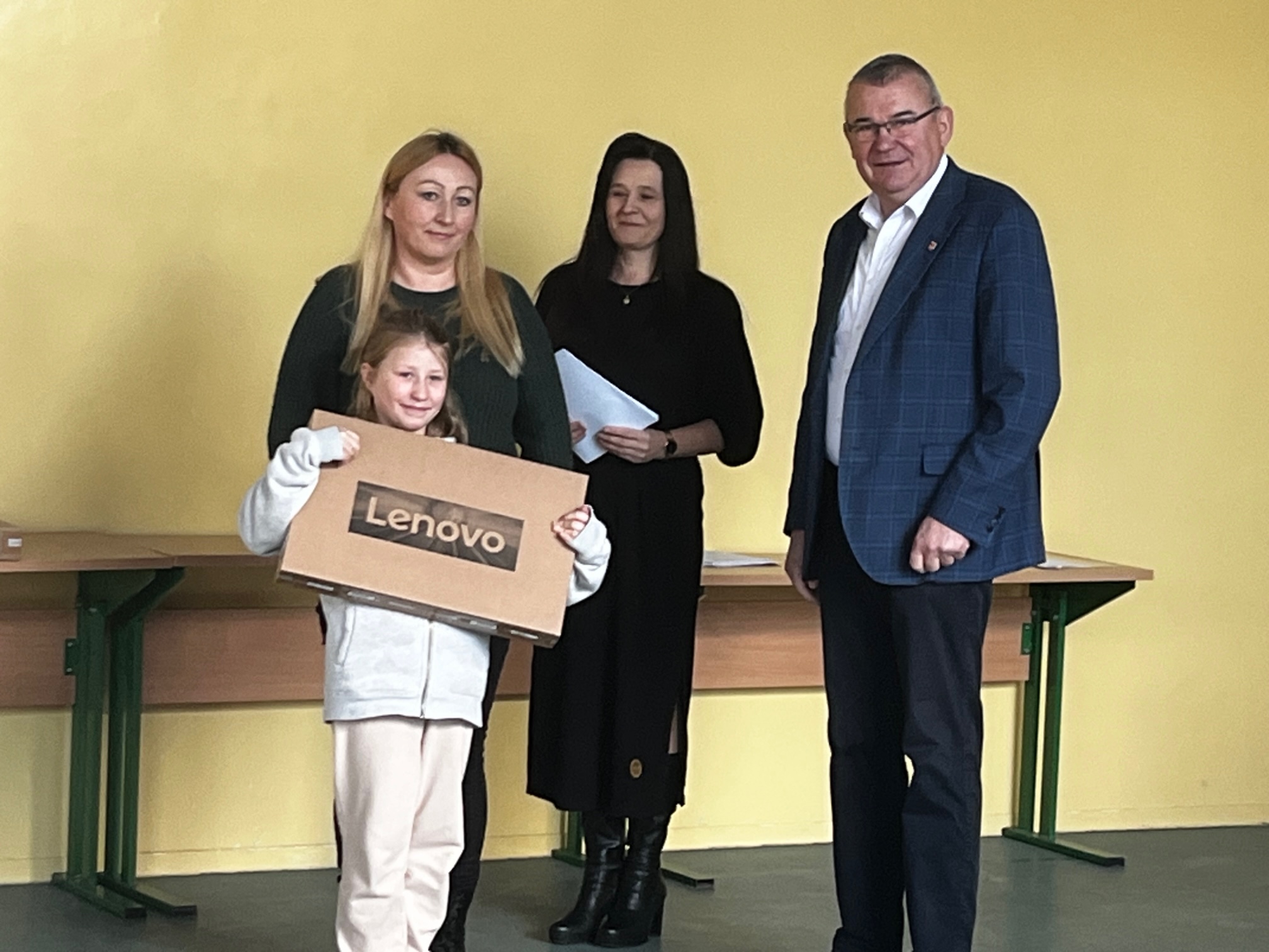 Wręczenie laptopów czwartoklasistom ze Szkoły Podstawowej w Holonkach