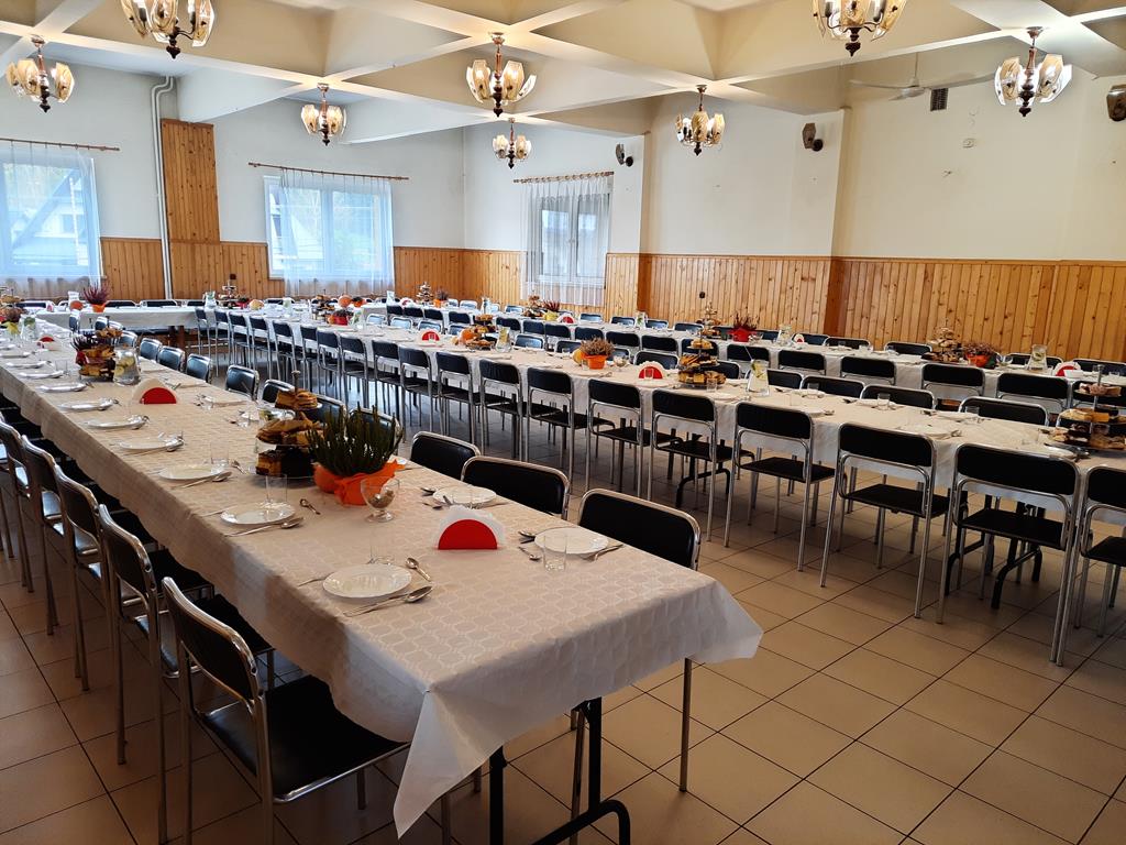 Zastawione i przygotowane na przyjęcie gości stoły z jesienną dekoracją (m.in. wrzosy, dynie ozdobne, świeczki)