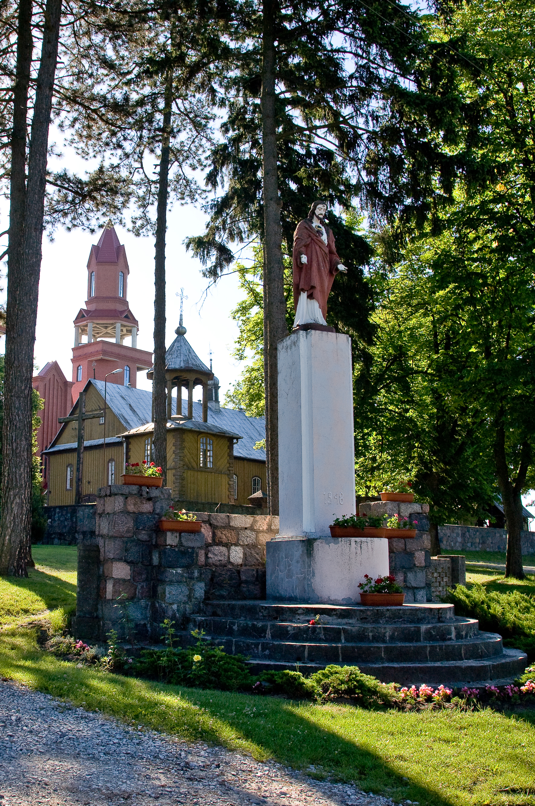 Kościł drewniany wybudowany w 1740 roku. W tle obecny kościł parafialny p.w. Trójcy Św. w Gończycach.