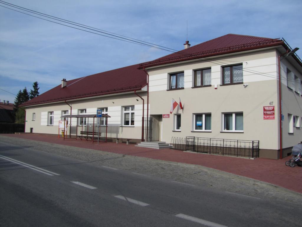 Nowy chodnik przy budynku Domu Ludowego w Rybarzowicach od strony głównej drogi